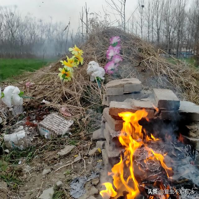 半夜去坟地的灵异事件:农村的夜里，哪些地方不能去？