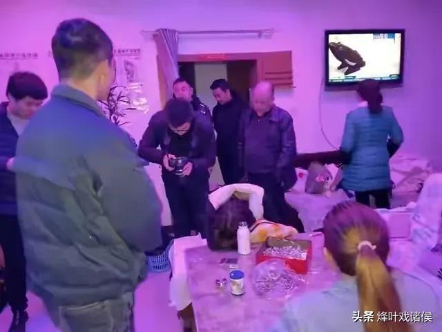 重庆女子投诉民警被铐走，你如何看待湖北某网友公然侮辱重庆民警，后自首被拘留这件事情