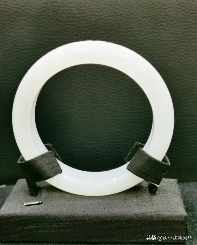 加工一个玉手镯多少钱,为什么有些玉镯才卖一两百元？