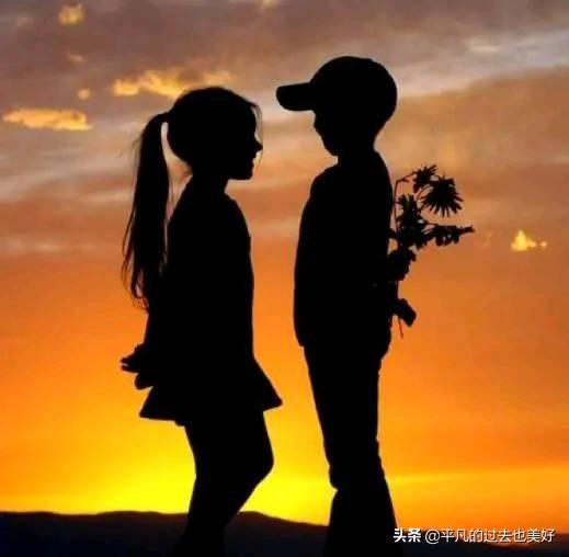 李佳琦给金靖过生日:老婆的生日要到了送什么呢！贵了又买不起几百的又不知道买什么