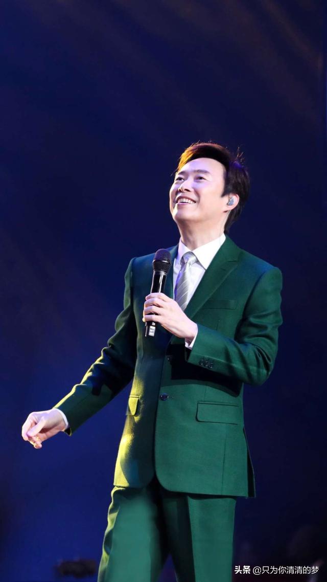 1990年之后还在唱歌出唱片且经典歌曲超过30首的歌手有哪些？怎么样？