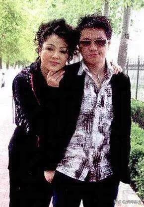 演员于小慧:曾被丈夫家暴的著名女星于小慧，带儿子净身出户后，现状怎么样？