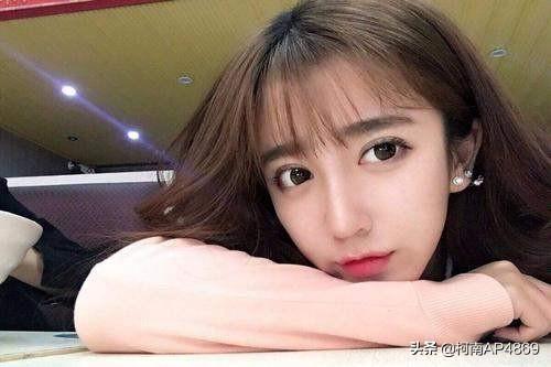 呆妹儿再现“灵魂操作”：直播中啃自己脚丫,观众们看到后目瞪口呆,怎么回事？