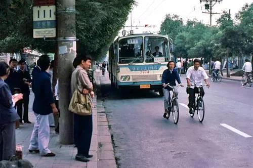 70-80年代农村老物件值钱吗，80年代，北京一套四合院才一万块钱，为什么没人愿意买