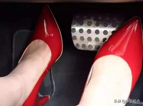 女司机晚上撞车灵异事件:哈尔滨一奥迪女司机连撞11人，下车后崩溃大哭，怎么回事？