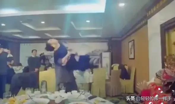 杨丽萍腿怎么了:如何看待杨丽萍的动态热评事件？