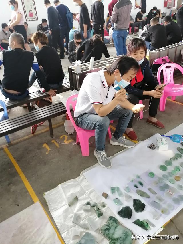 糯冰翡翠玉镯一般价格在,我这赌石开出的糯冰玉佛，能值多少钱？