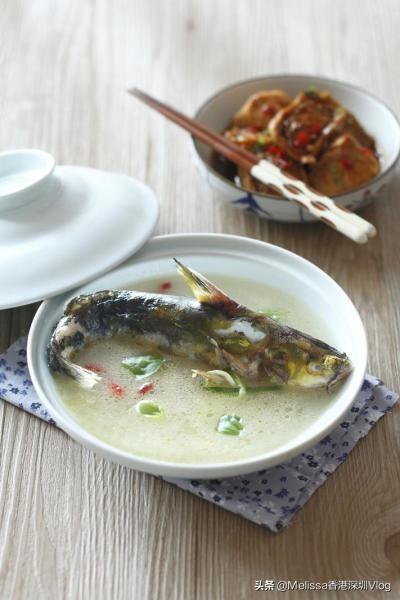 请问鱼汤怎么才能又白又鲜没腥味？
