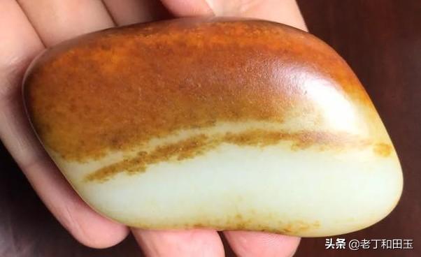 和田玉皮色种类图解,这几块和田玉籽料，哪一个价值更高？