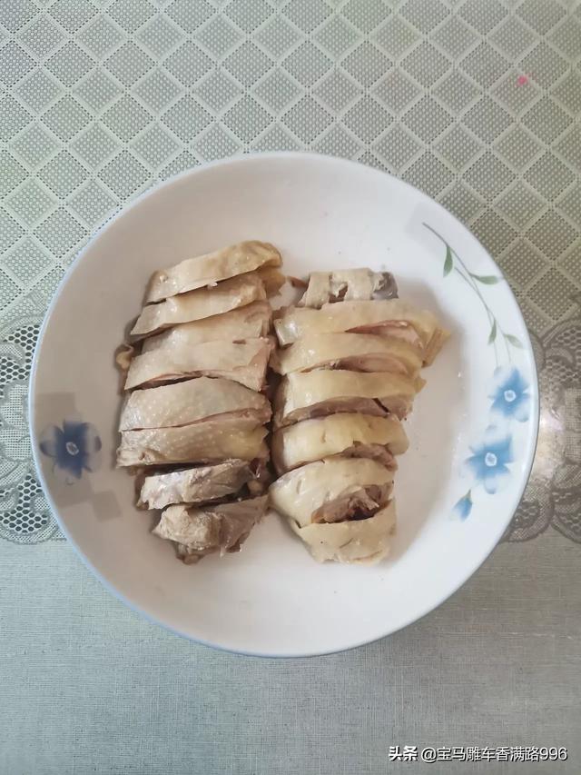 白斩鸡的家常做法,白切鸡怎么做才皮脆肉嫩又好吃？