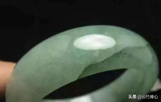 翡翠手镯常见裂痕图片,翡翠手镯有裂缝用双养水能清除吗？