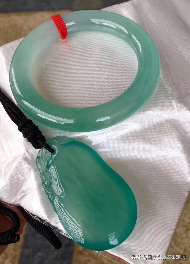 飘黄翡的翡翠是什么料,顶级缅甸玉石晴水料是什么样子的？