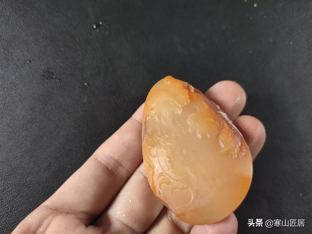 灰色翡翠玉镯是什么玉,黄龙玉是黄蜡石还是玉石？