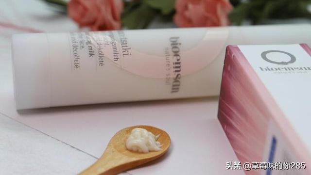 毛孔芝麻:毛孔近看一个个像小洞，还往外流油，这到底是怎么回事？