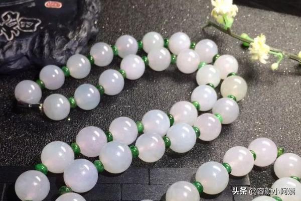 和田玉与翡翠区别,翡翠是玉吗，翡翠和玉的区别？
