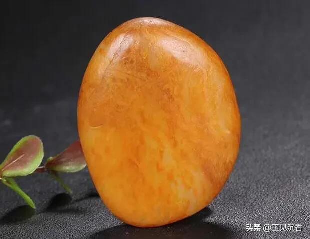 新疆和田玉有几种颜色,和田玉皮色一定有色根吗？如何挑选和田玉？