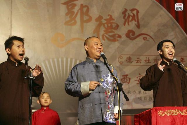 侯耀华徒弟:何云伟拜师侯耀华摆知了吗？业内认可他是明字辈的相声演员吗？