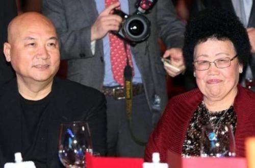 扎克伯格夫妇约会:扎克伯格那么有钱为什么还找一个相貌很平庸的女人做老婆