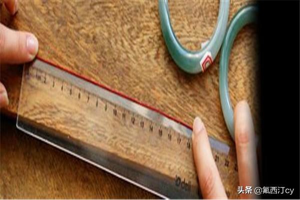 翡翠手镯厚度,翡翠手镯尺寸大小及配戴方法？