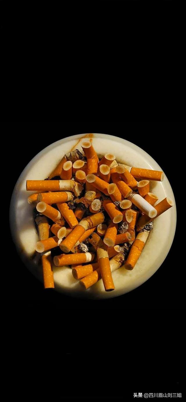 想知道厕所的味道和烟味混合起来吸进肺里的感觉是不是很销魂