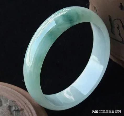 女士玉手镯,戴玉手镯的女人该送什么礼物给她？