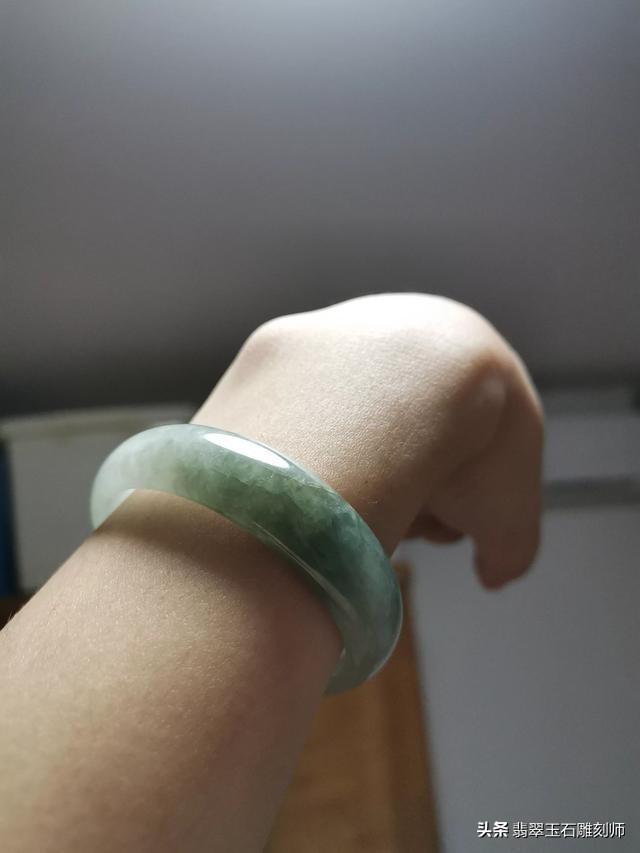 真玉镯断了是什么样的,这个玉镯是断裂纹还是絮？是真的吗？