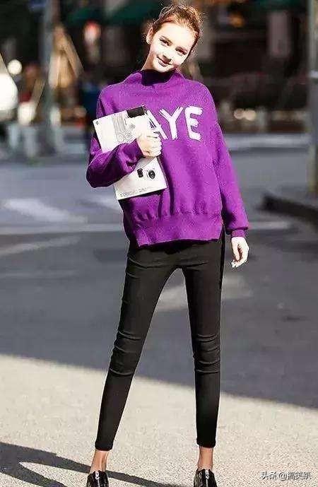 紫色上衣配什么颜色裤子好看,紫色上衣配什么颜色裤子？