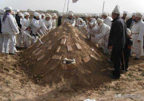 坟后十字路出武将吗,又到十月初一，传统的秋祭上坟有什么规矩？