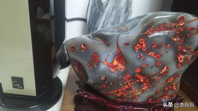 透明石头值钱吗,原石表皮长满透光沙粒的石头值钱吗？