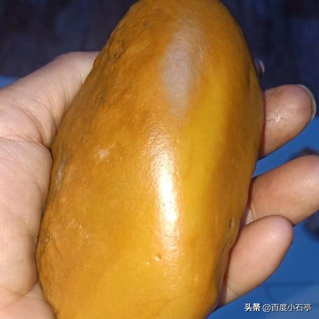 新疆羊脂白金丝玉值钱吗,新疆金丝玉，有人说不值钱，是真的吗？