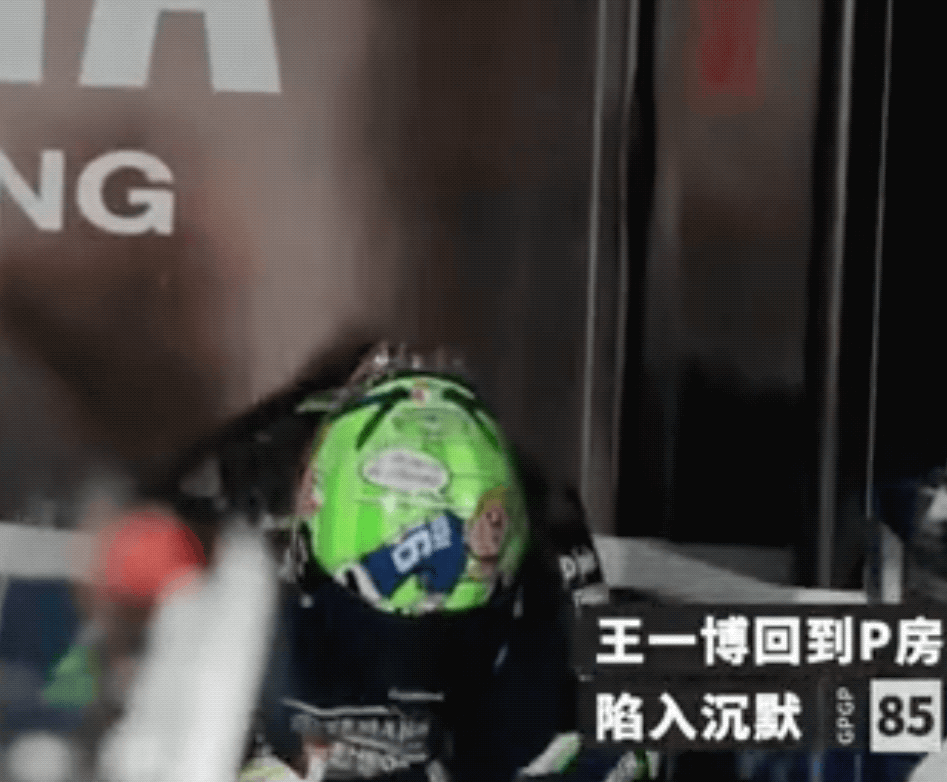 王一博摩托车比赛摔车:粉丝觉得心疼王一博的瞬间是什么？