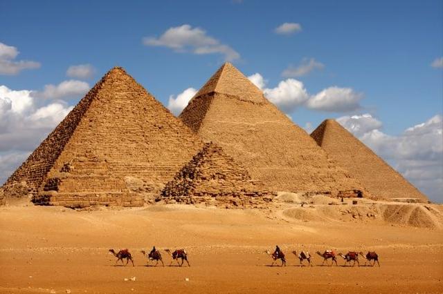 埃及金字塔的传说和由来，埃及的金字塔是怎么出名的第一个发现他并把它宣传到世界的人是谁