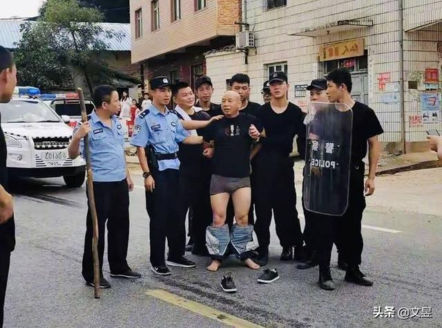 高手解玄机图_跑狗社区:江西杀3人嫌犯曾春亮落网时，警方抓捕时为何扒掉他的裤子？