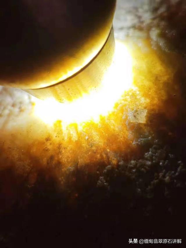 玻璃种翡翠原石打灯图片,如何利用灯光来判断翡翠原石雾色的深浅？