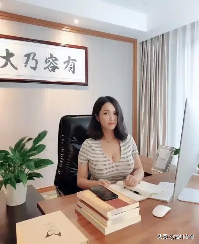 胸部比较大的职场女生如何穿搭,不显得那么性感,让穿着比较职场？