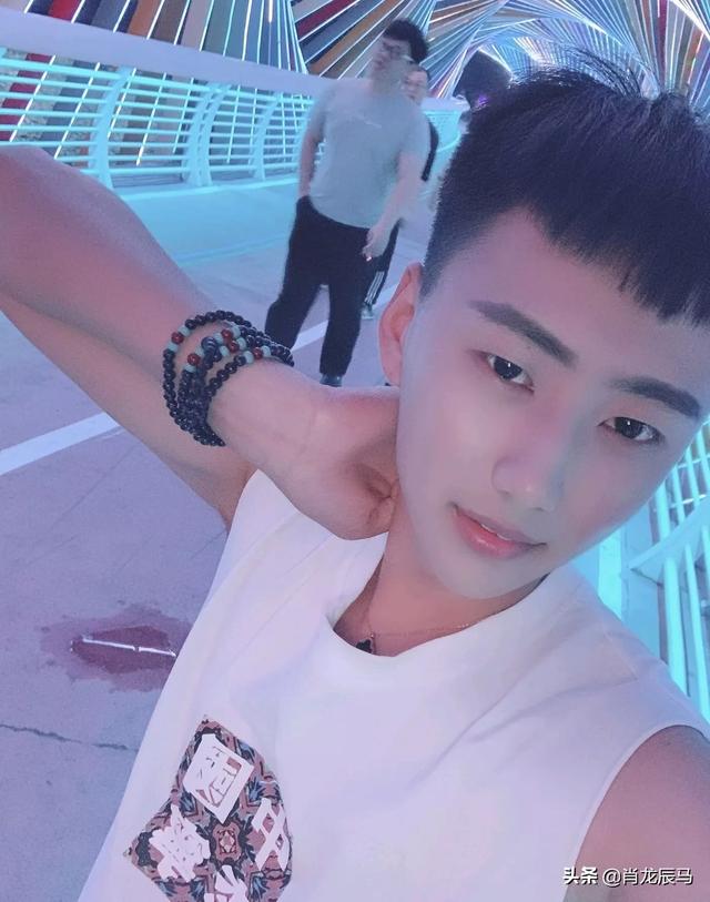 请问异性恋是怎么回事(为什么男同只一眼就知道对方也是男同？