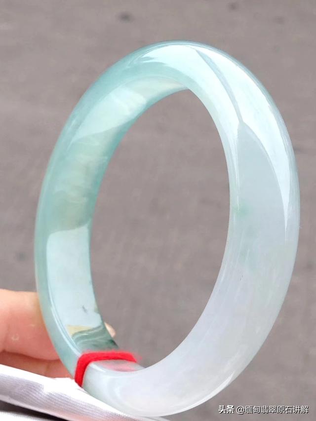 什么样的翡翠手镯比较好,翡翠手镯是不是越透越好，哪种的最好看呢？