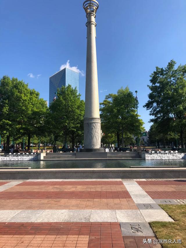 月入九万的狗走红:如何看待网红轻松月入数十万，白领熬夜加班月薪几千？