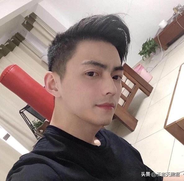 为何LOL智勋只有“侧脸照”看见他罕见的正脸照，女粉落泪：幻想破灭了！怎么回事