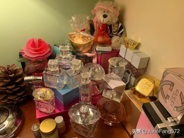 想买一瓶女士香水,淡香的,能帮忙推荐一下吗？谢谢？