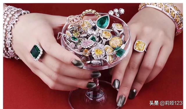 40岁的女人适合什么玉镯,40岁女士首饰适合黄金还是彩金？
