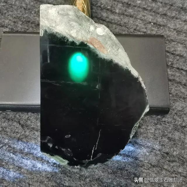 如何区分缅甸翡翠和危料,这个牌子是危料吗，雕工怎么样？