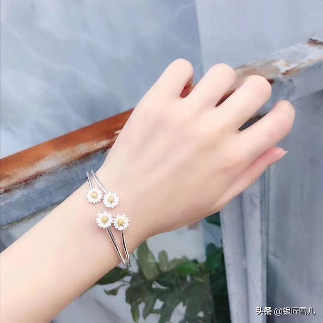 小邹菊项链:小邹菊项链评价 预算5千到一万，什么首饰送女友比较好？