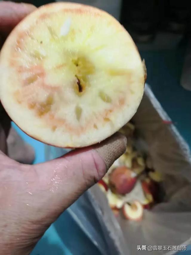 翡翠科普,翡翠戴久了会变绿，这是怎么回事？