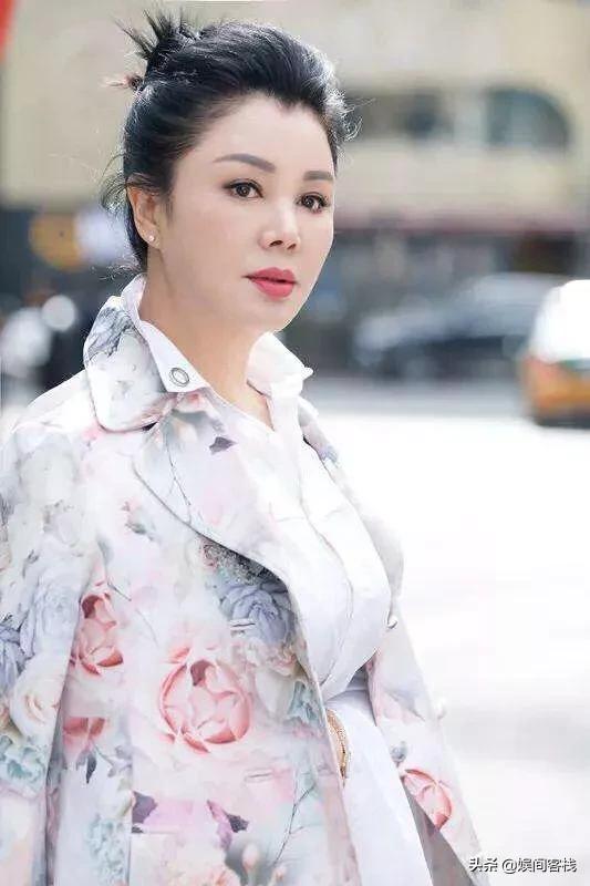 演员于小慧:曾被丈夫家暴的著名女星于小慧，带儿子净身出户后，现状怎么样？