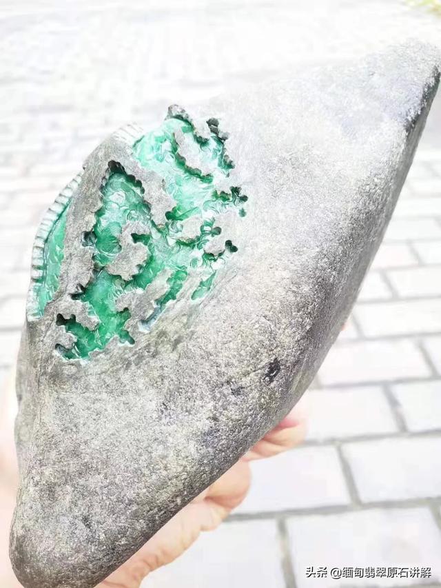 假翡翠在灯光下什么样,紫光灯能鉴定翡翠真假吗？