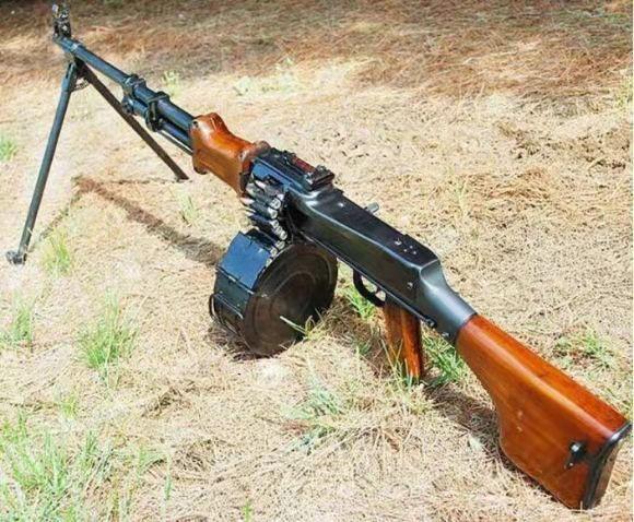 3种枪,分别是56班用机枪,56冲锋枪(实际上就是ak47)以及五六半自动