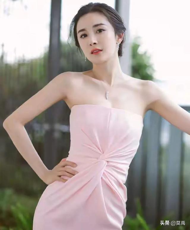 杨幂胸部:杨幂、赵丽颖都是圈内有名的“小腰精”，你更想拥有谁的腰
