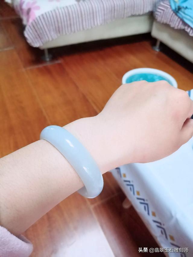 古董手镯图片,这镯子是啥种的，能值多少钱？