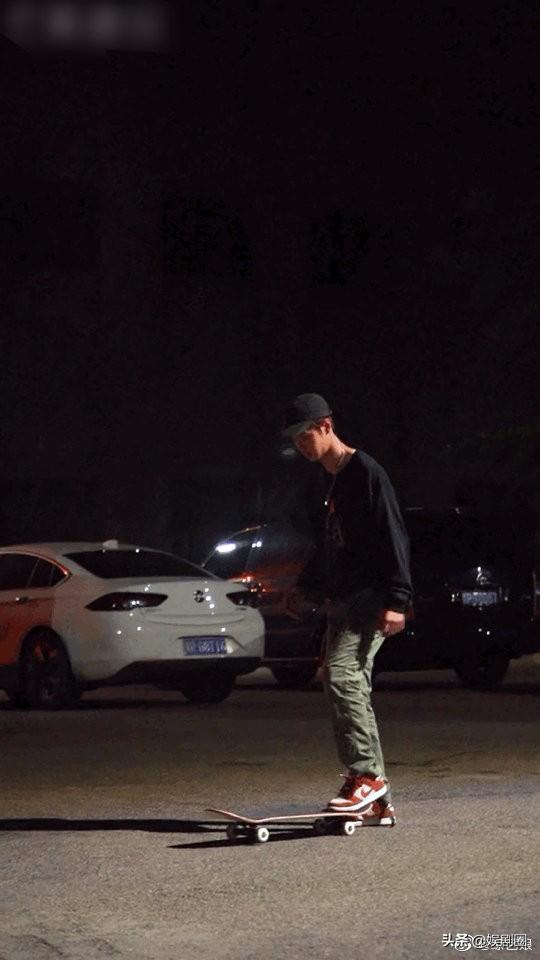 汪峰27次冲击头条失败:华晨宇是不是顶替郑爽的料